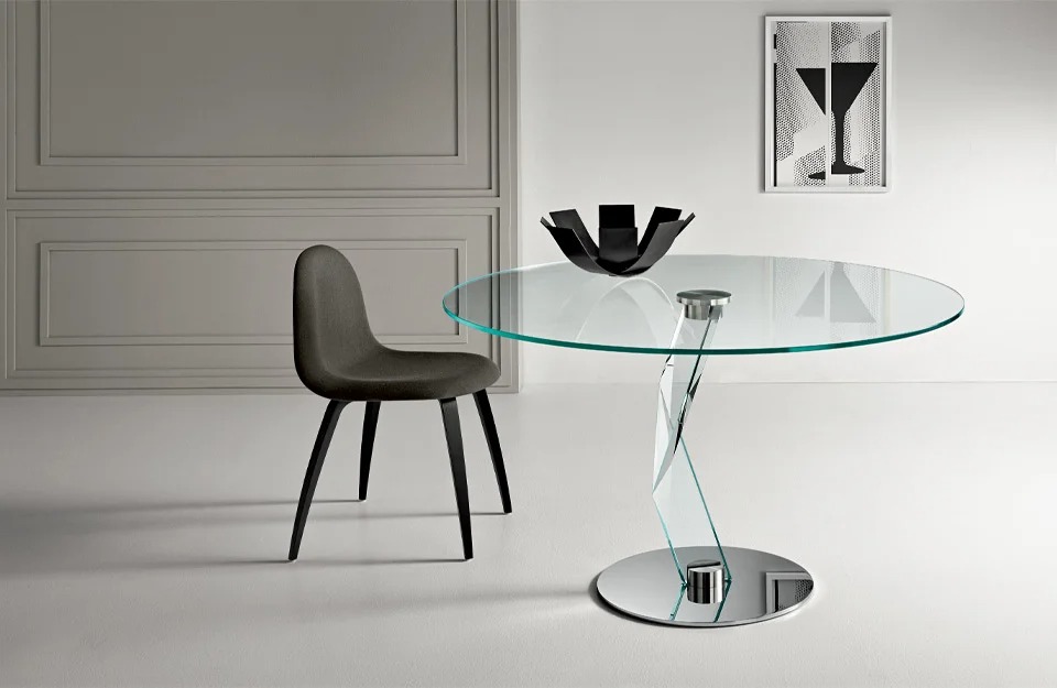 Bakkarat dining table by Tonelli Design with extra-clear glass top and central glass leg, displayed in Royal Oak, Michigan.