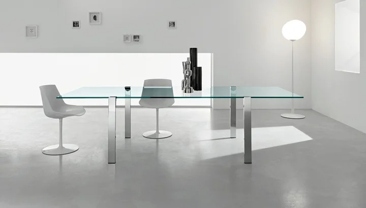 Livingstand dining table by Tonelli Design with extra-clear glass top and brushed gold metal legs, displayed in Royal Oak, Michigan.