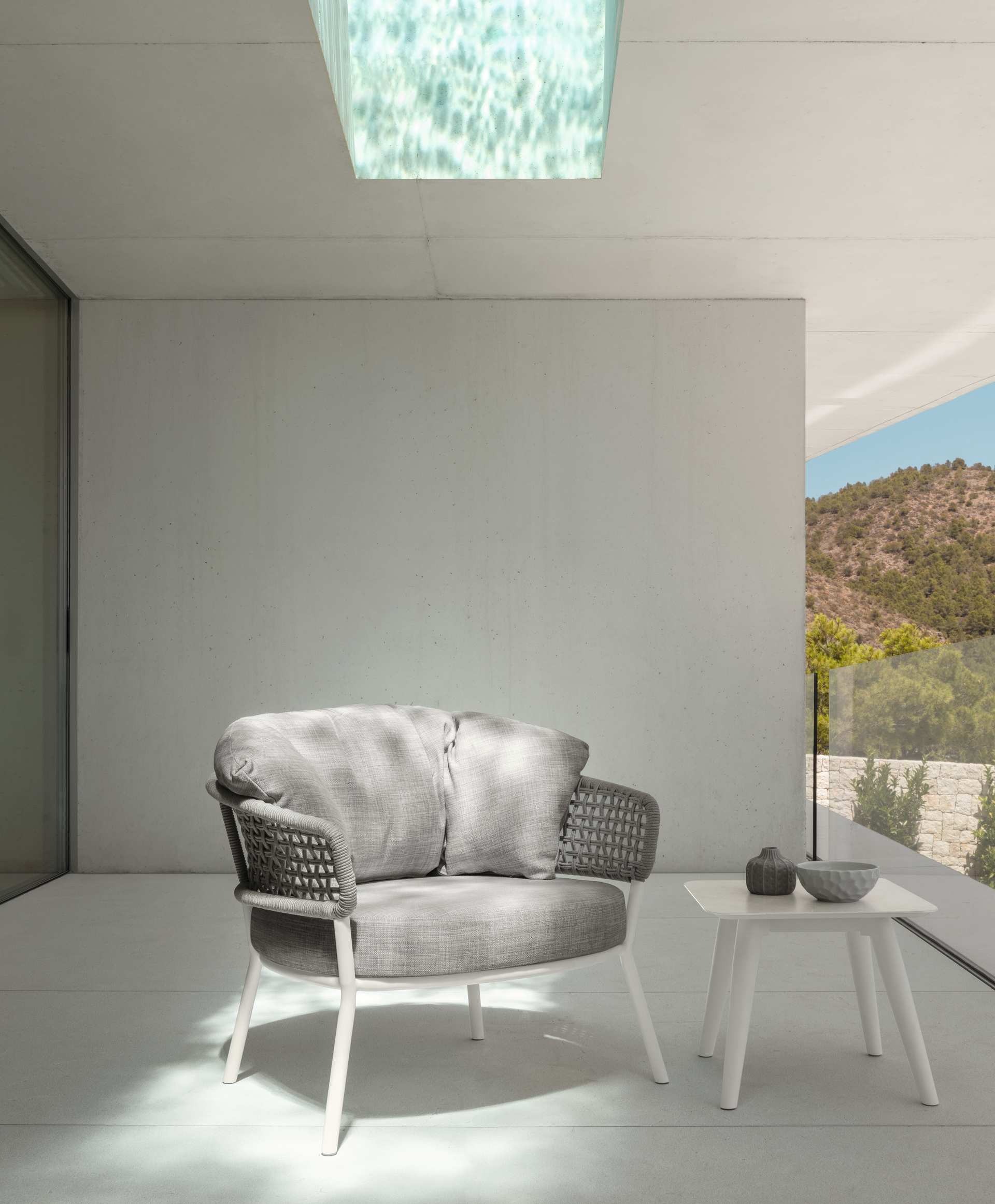 Moon Alu Living Armchair by Talenti – modern Italian outdoor chair with curved backrest and aluminum frame