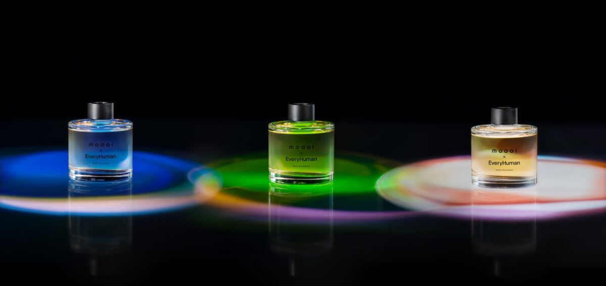Stylish shelf with Milk & Cookies diffuser by Moooi