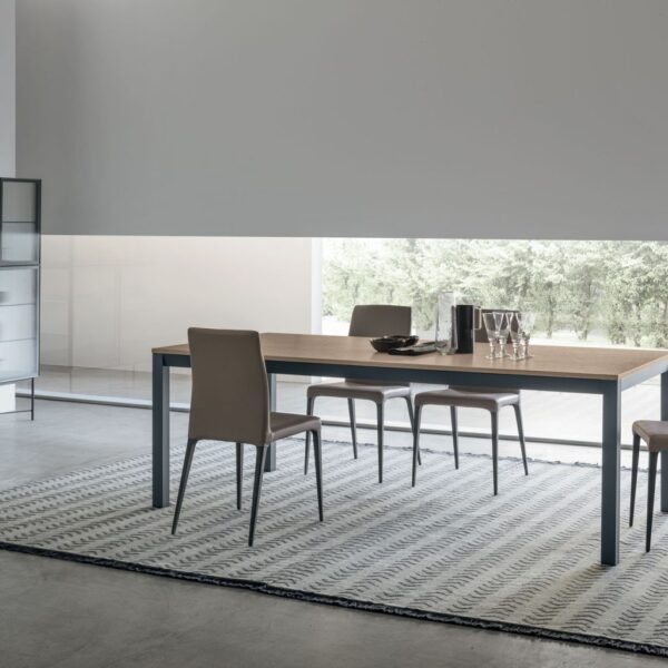 “Infinity table by Tomasella – modern Italian dining table with continuous loop-style base and refined contemporary design”