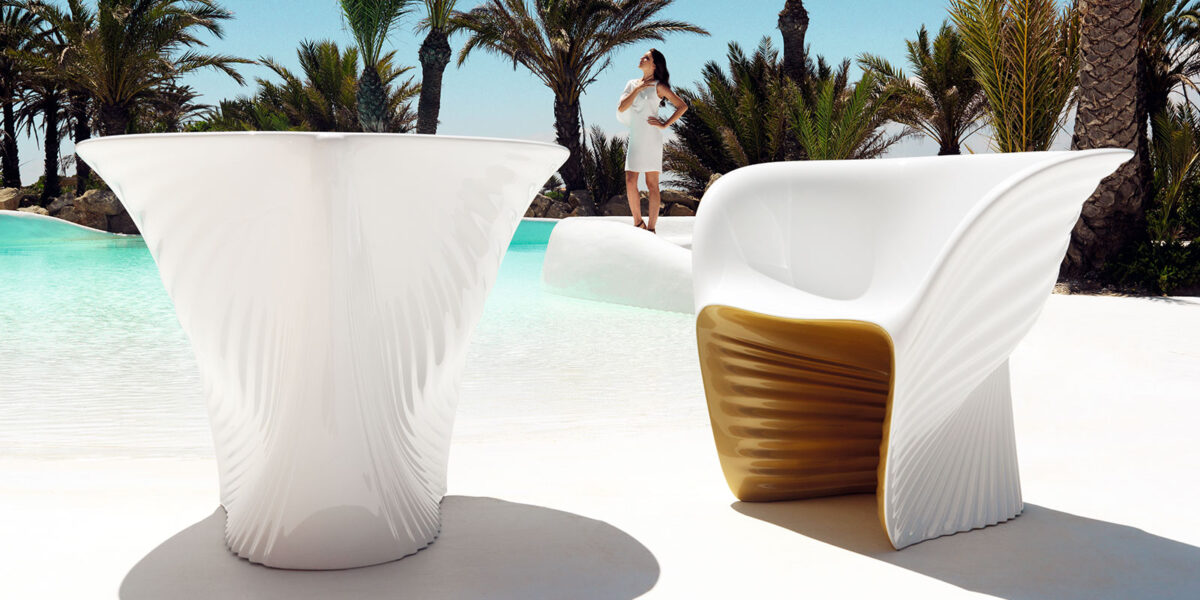 Contemporary Italian luxury lounge chair Biophilia by Vondom, made of recyclable polyethylene resin.
