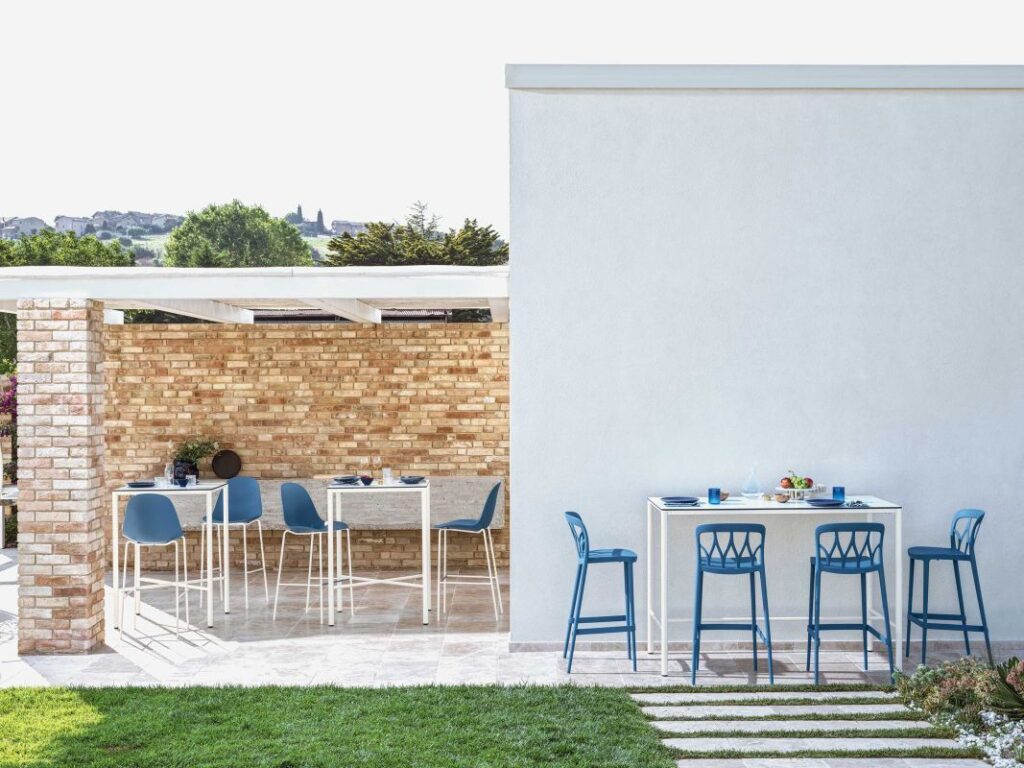 Rectangular Moon High Outdoor (140×80×110 cm) featuring anthracite velvet‑matt glass surface and dark‑brass steel legs.