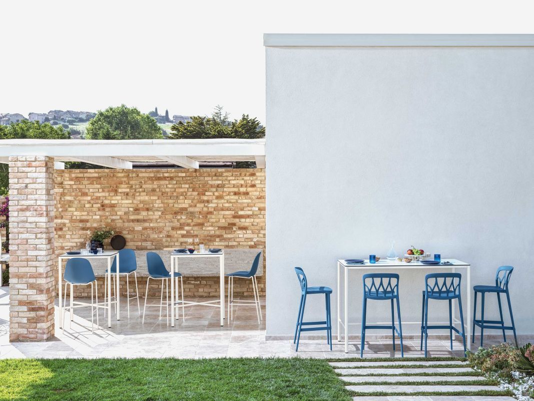 Rectangular Moon High Outdoor (140×80×110 cm) featuring anthracite velvet‑matt glass surface and dark‑brass steel legs.