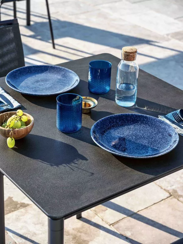 Square Moon Low Outdoor (90×90 cm) with extrawhite glossy glass top and white outdoor-rated steel base.