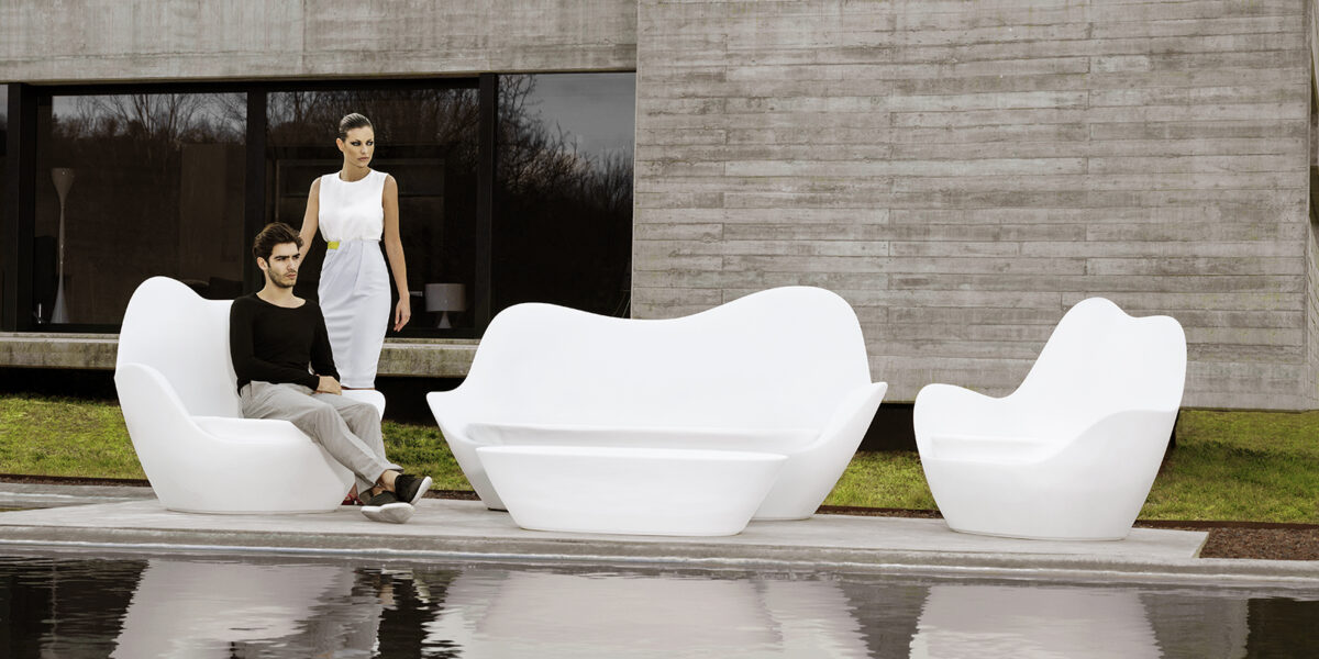 Side view of the sculptural Sabinas Lounge Chair, designed by Vondom