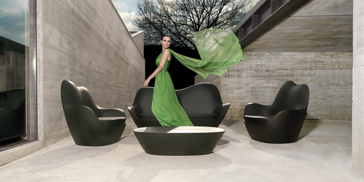 Side view of the sculptural Sabinas Lounge Chair, designed by Vondom