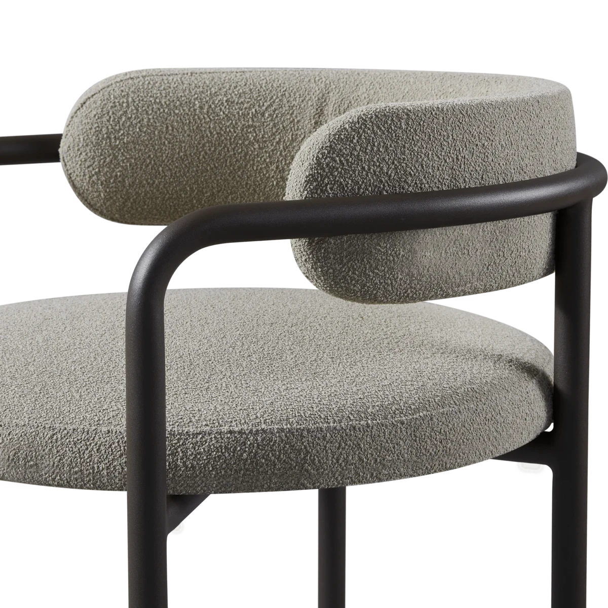 “Contemporary club chair by Harbour – Porto model in powder-coated aluminum with ergonomic comfort”