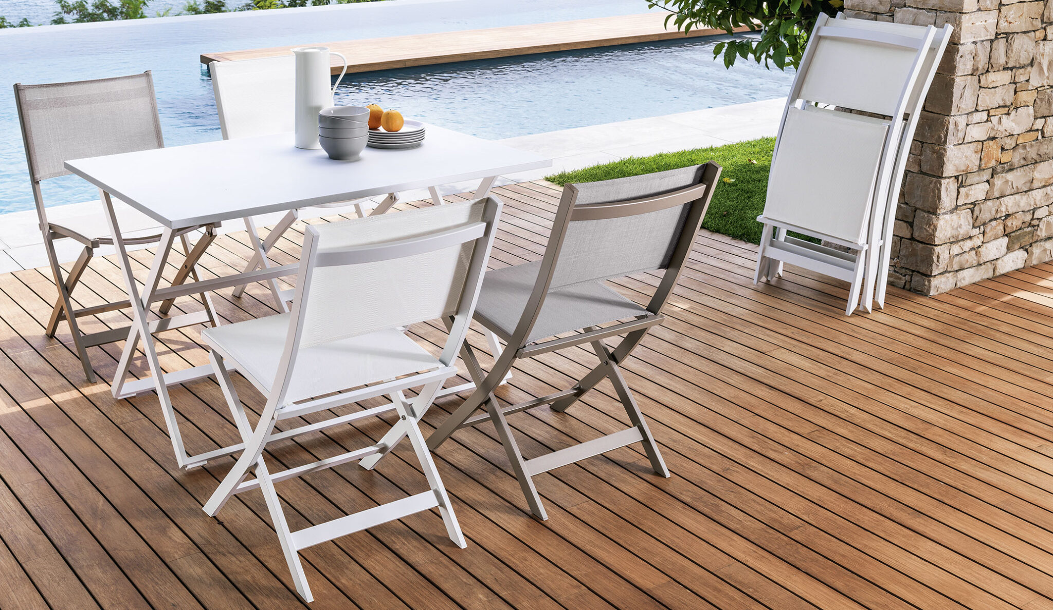 Queen Folding Chair by Talenti – elegant foldable outdoor chair with sleek design and durable materials
