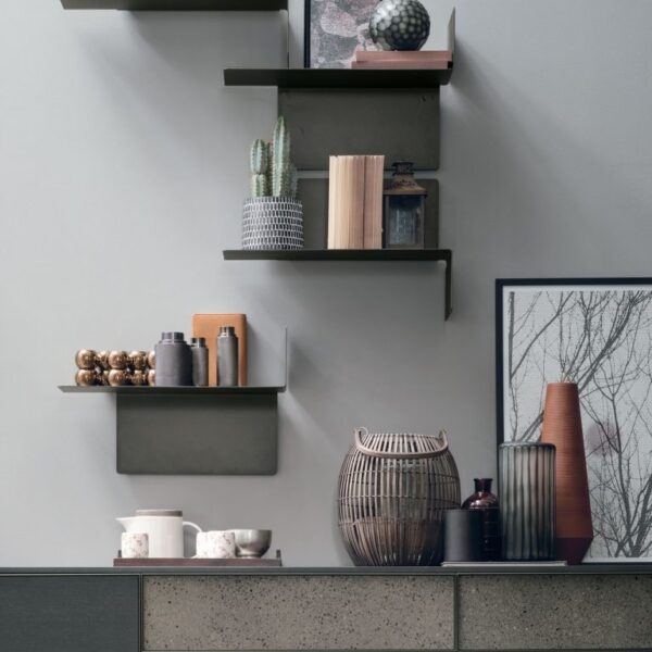 “Snake mirror by Tomasella – modern Italian wall mirror with fluid, serpentine design and artistic flair”