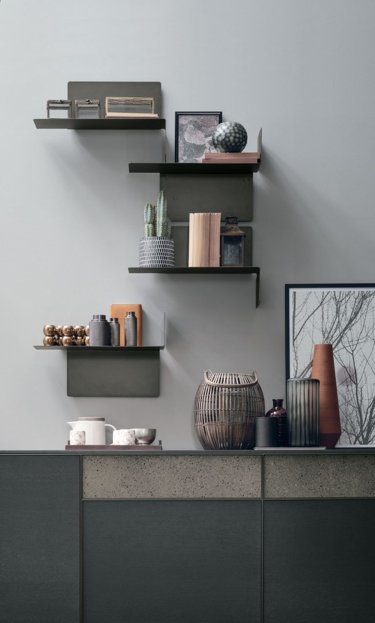 “Snake mirror by Tomasella – modern Italian wall mirror with fluid, serpentine design and artistic flair”