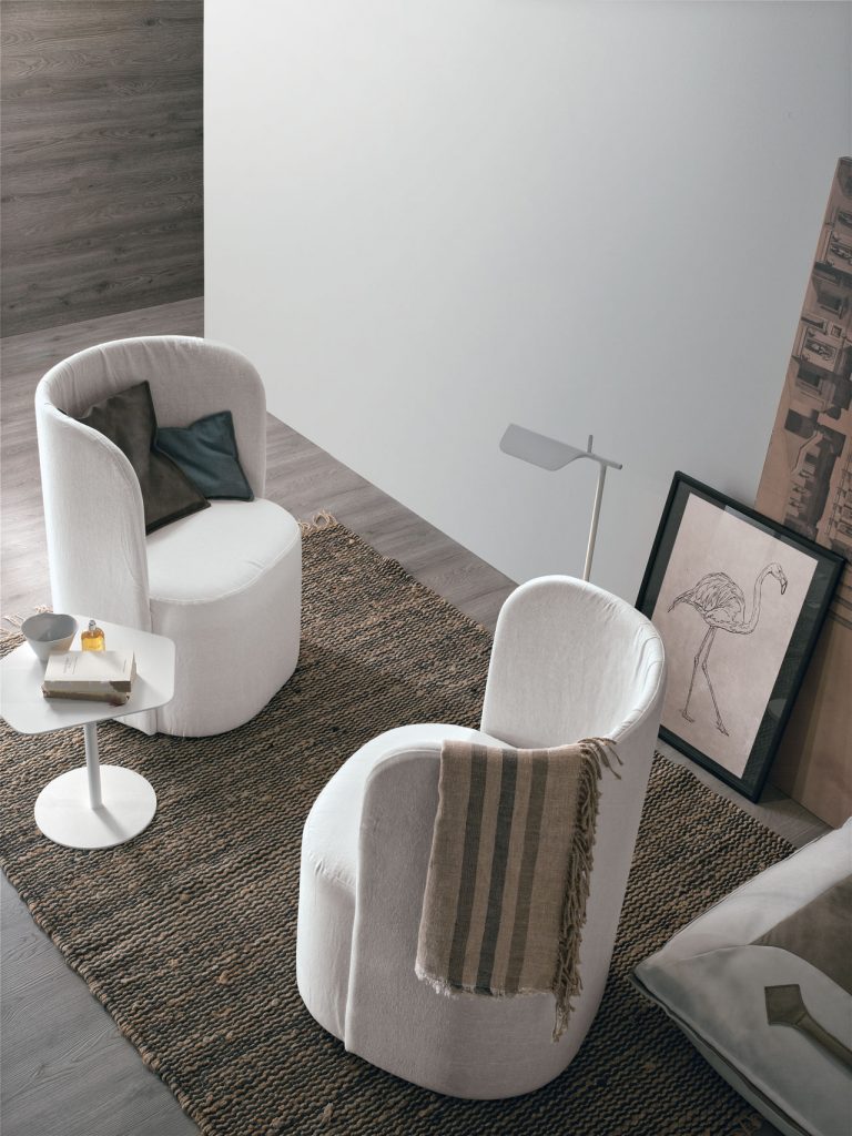 “Vanessa mirror by Tomasella – modern Italian wall mirror with sculptural, asymmetrical form and artistic flair”