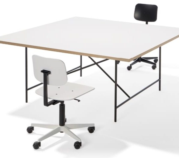 EIERMANN 1 | Square office desk By Richard Lampert