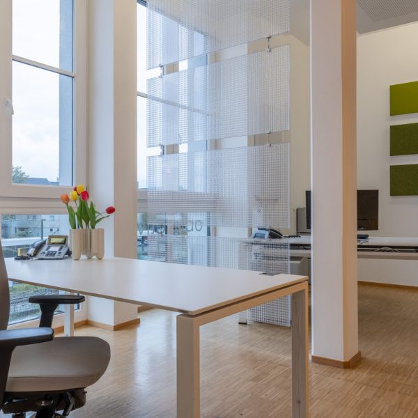 LIGHTSCREEN | Hanging office screen By Objectiv